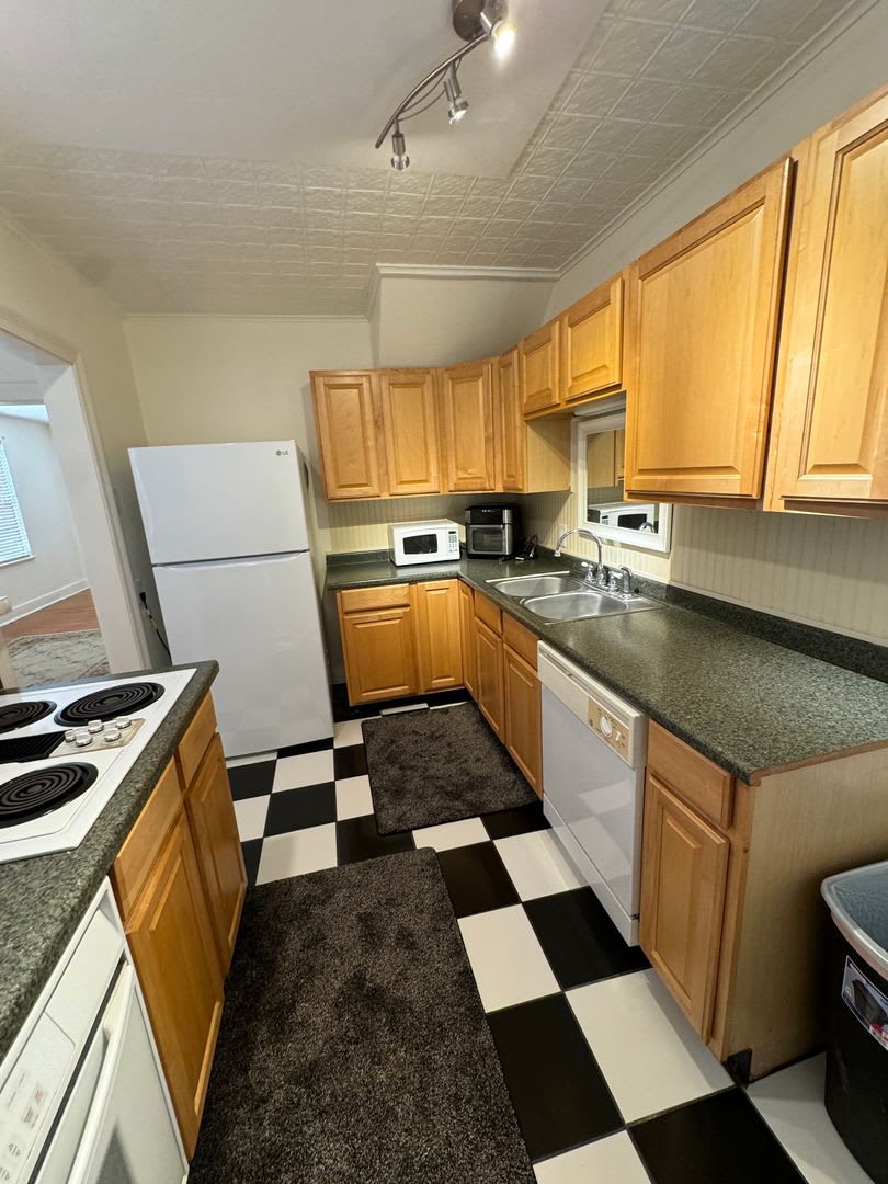 Available Now! The Villa Condo 3 BR Must See – photo 2