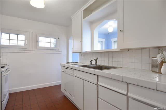 Charming West Seattle 1 Bedroom Home With Office And Large Fenced Yard – photo 1