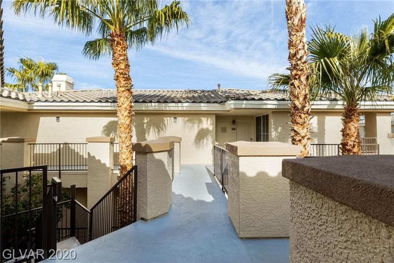 Spacious 3-Bedroom Condo in Guard-Gated Community with Garage – photo 2