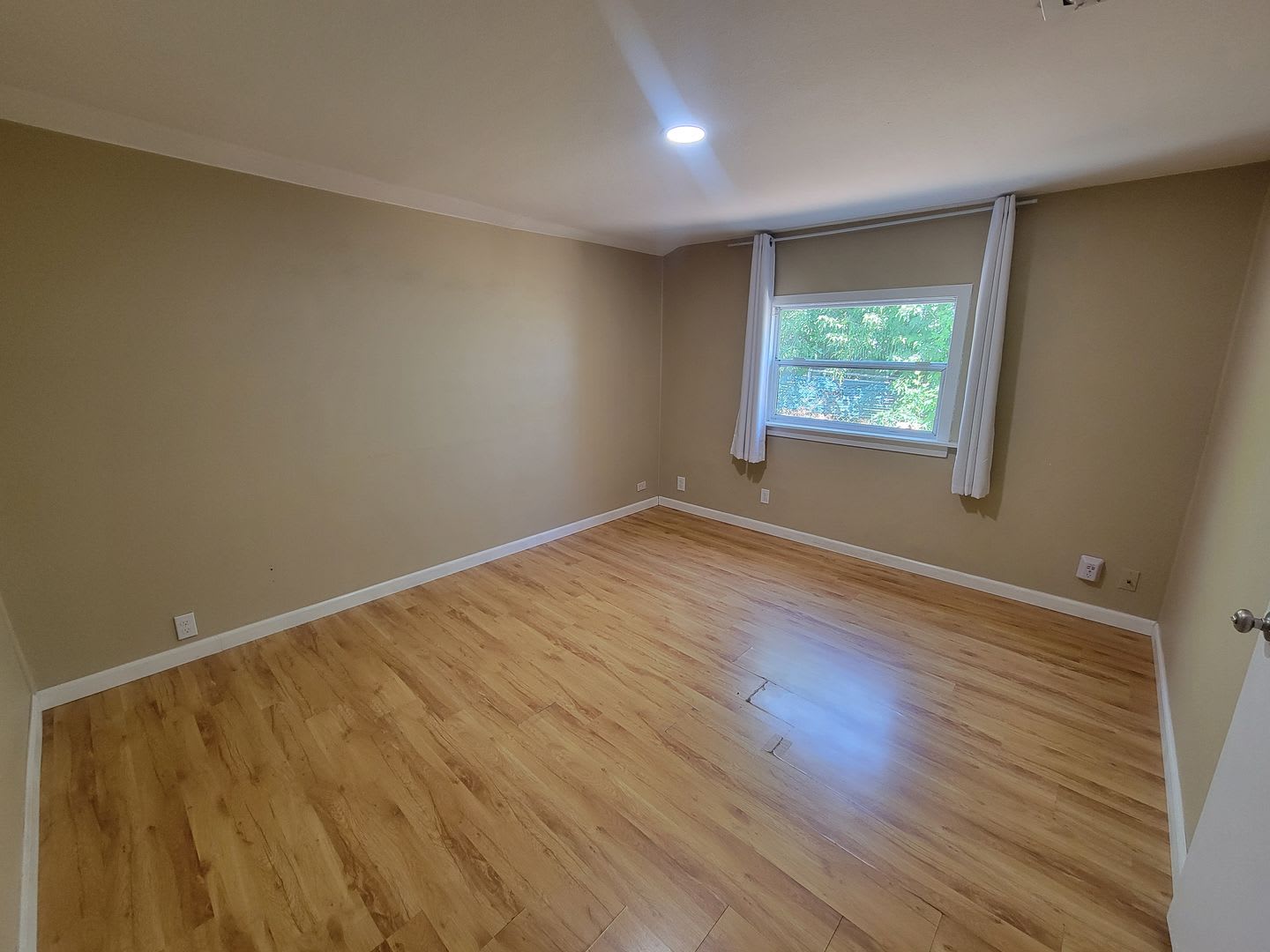 AVAILABLE SOON! Lovely 5 Bed / 2 Bath Home in Sacramento, CA – photo 3