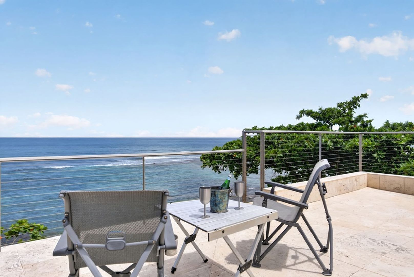 HaleGator: Award-Winning Oceanfront Home w/ Rooftop Lanai & Ocean Views – photo 3
