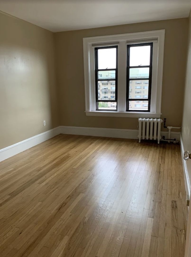 Charming 3 Bedroom- NO Broker FEE – photo 4