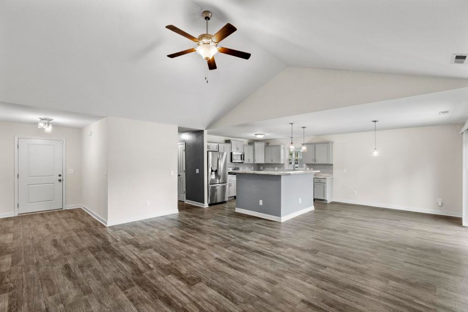 Beautiful home! Convenient to the city with all shopping! – photo 2