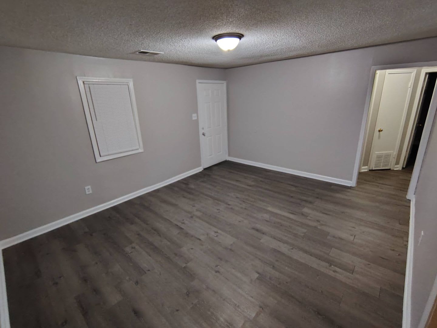 Newly Renovated 2 Bedroom / 1 Bathroom Home Available Now! – photo 3