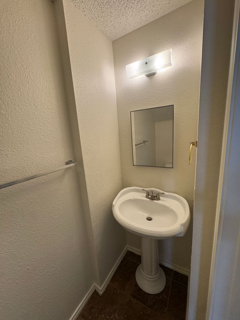 **$1449/MONTH-18 month lease**$1525/MONTH-12 month lease** Single Family Home in Medical Center – photo 5
