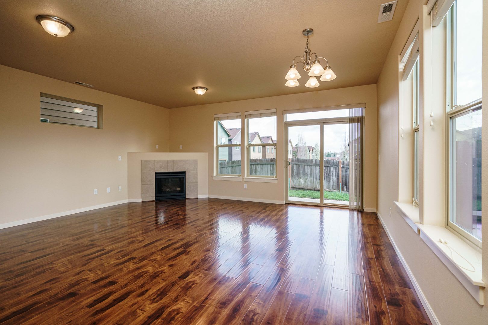 MOVE IN SPECIAL AVAILABLE: Convenient Location 3 Bedroom 2.5 Bathroom with Fence Back Yard – photo 4