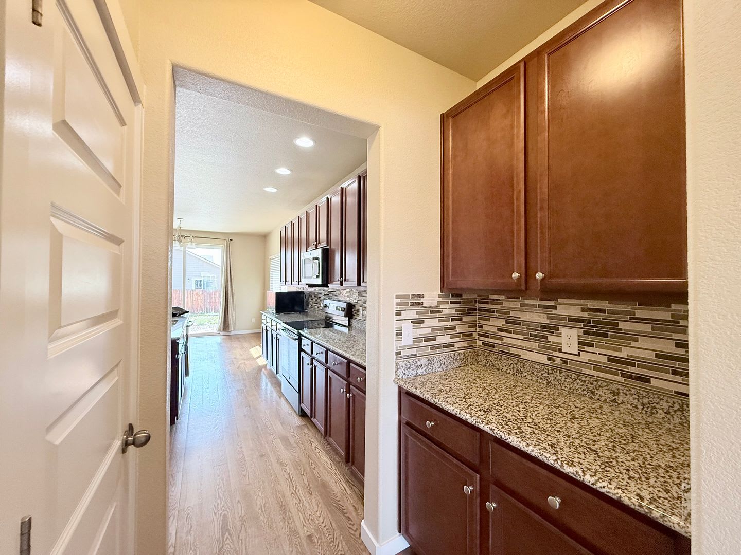 Immaculate 6 Bed, 3.5 Bath Home with Finished Basement & Central A/C – photo 4