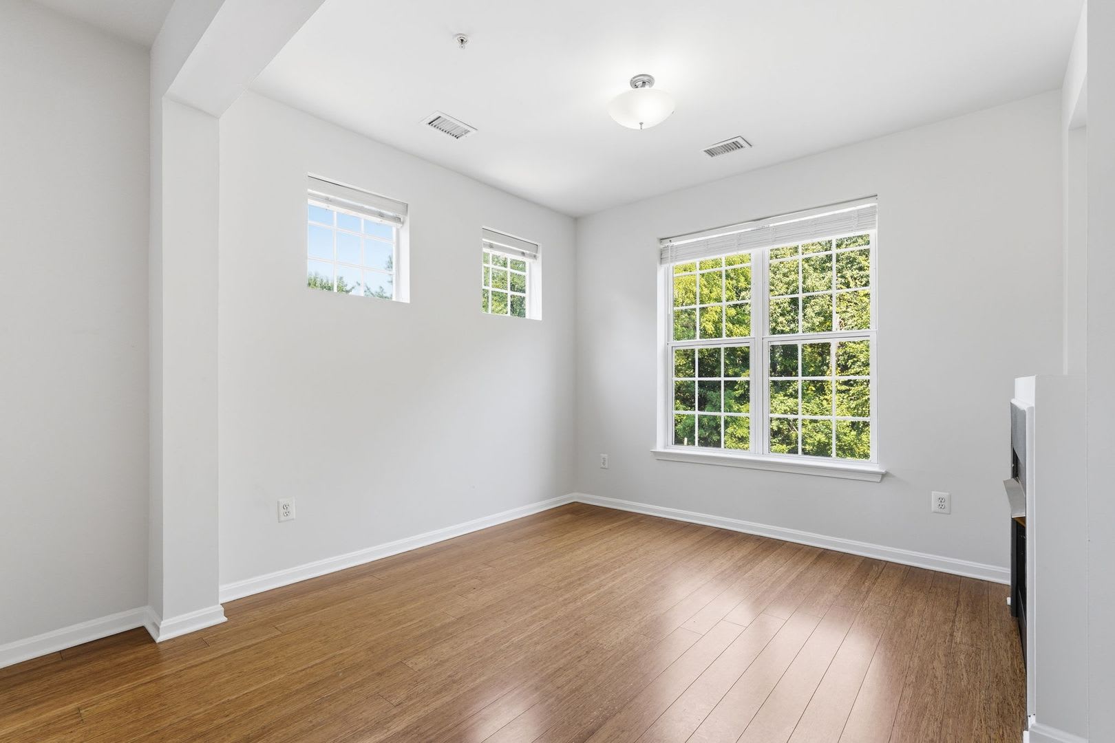 Bright 2BR/2BA with Fireplace, Balcony, Pool &amp; Parking! – photo 4