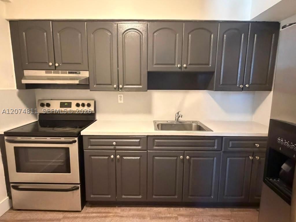 805 W 30th St – photo 1