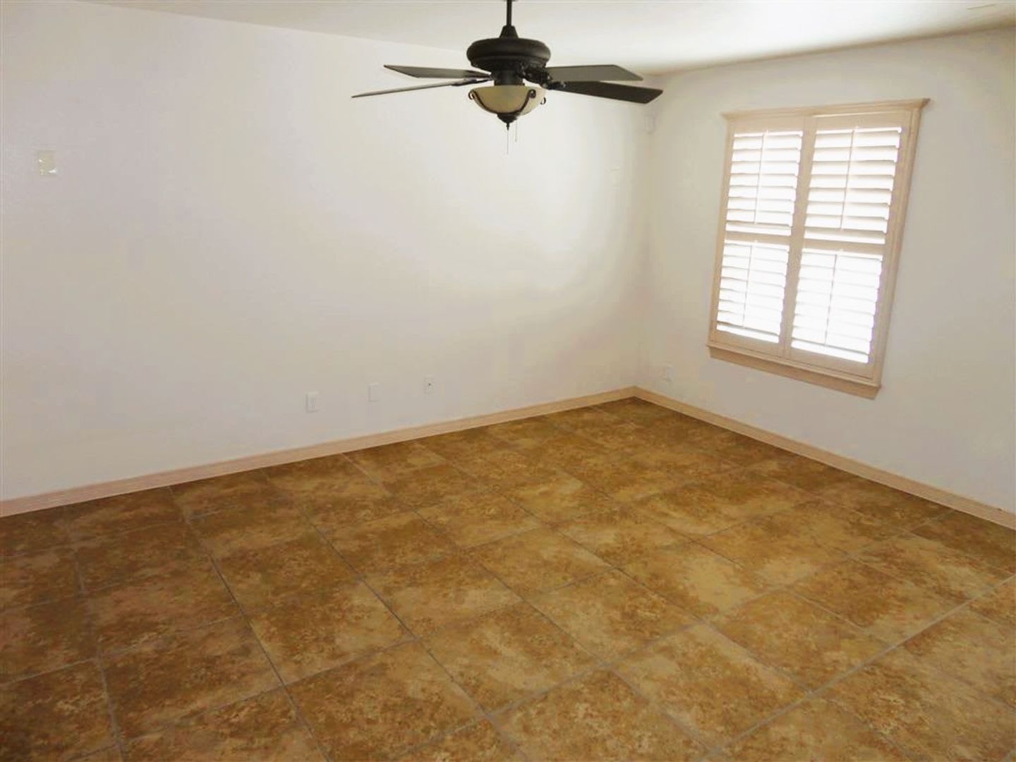 Dazzling Eastside Home With Refrigerated Air Situated On Large Cul De Sac Lot In Quiet Neighborhood – photo 2