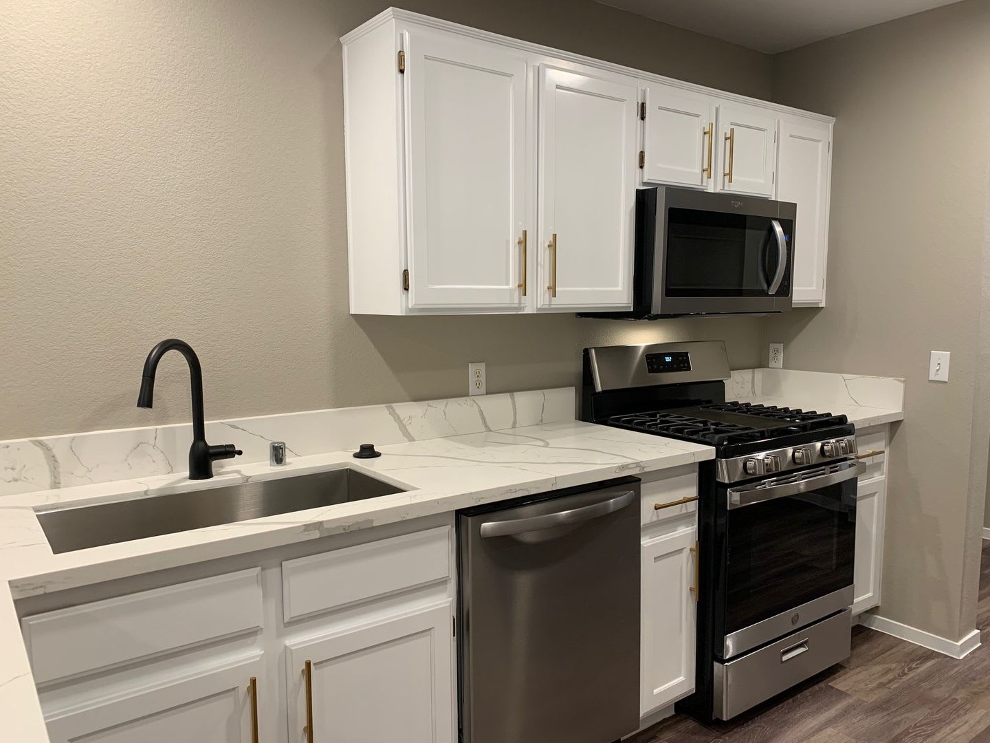STUNNING REMODELED TOWNHOME — YOUR NEXT HOME JUST FOUND YOU! – photo 4