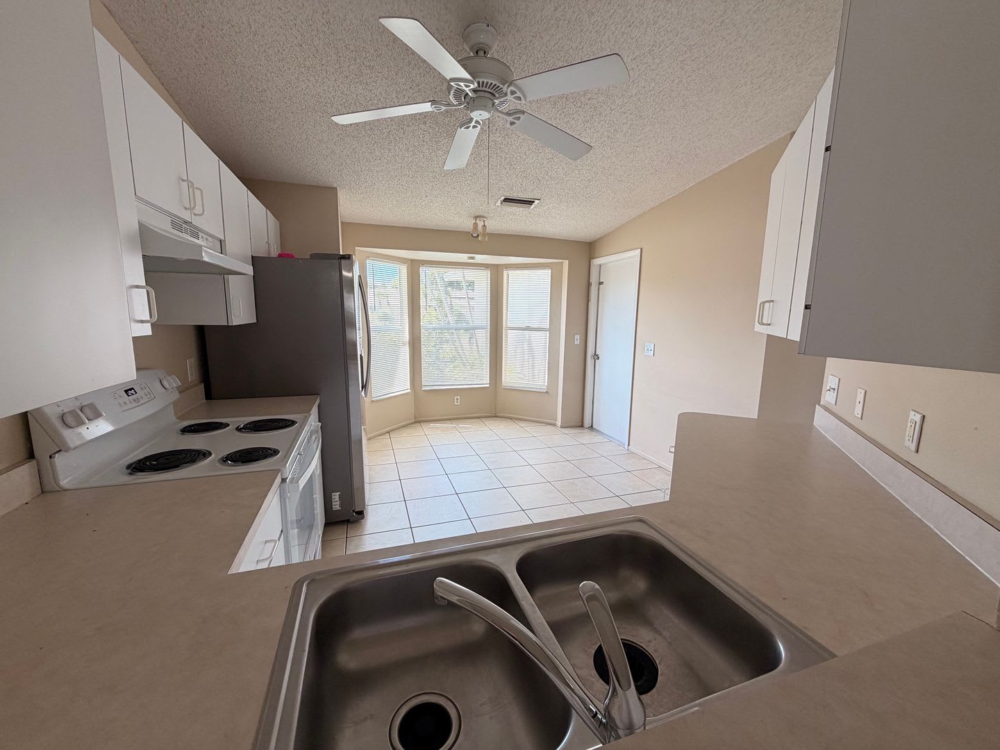 Centrally Located 3 2 With 2 Car Garage – photo 4