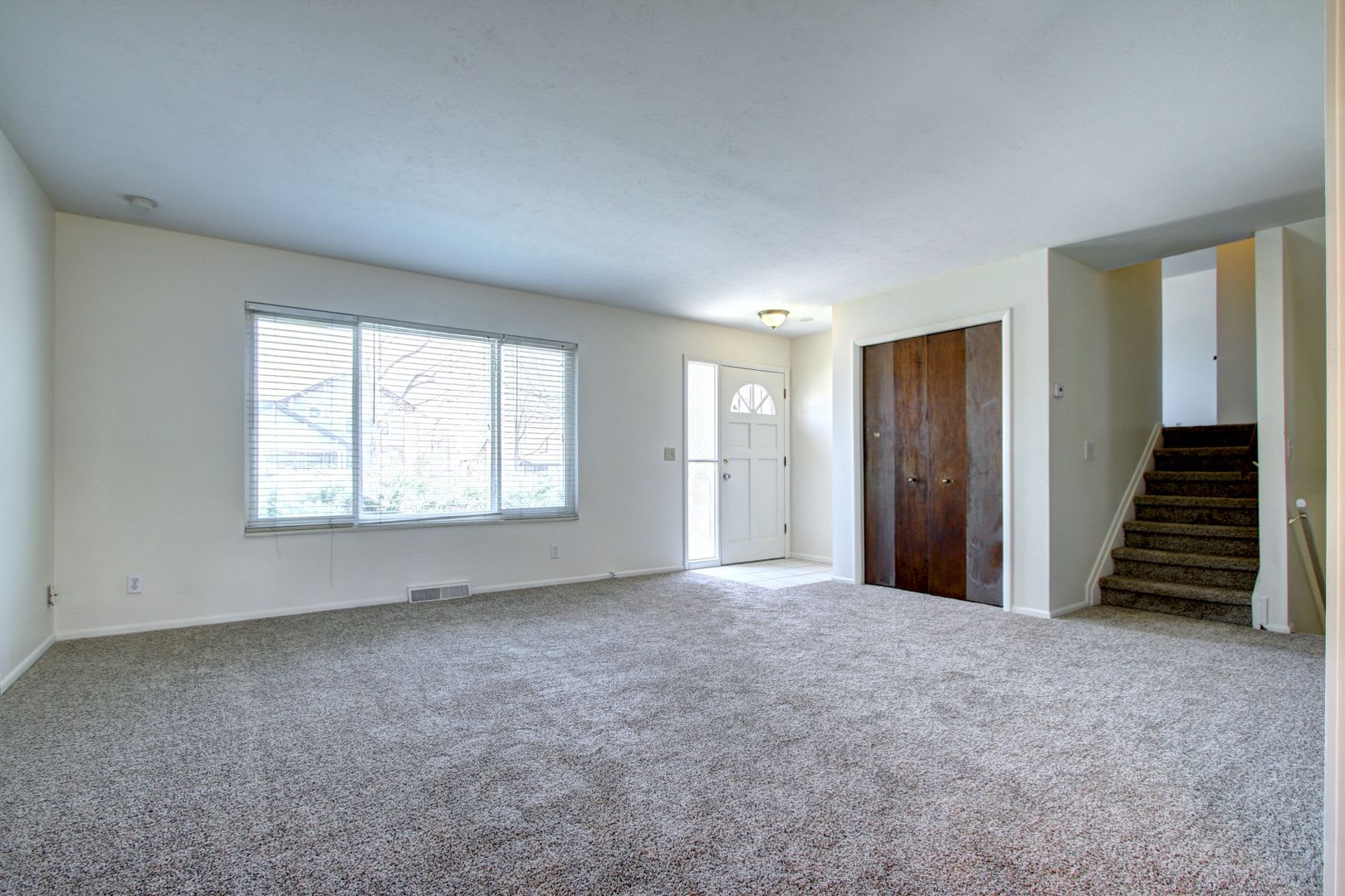 Location Location, Split level with private yard large garage in Englewood. – photo 5