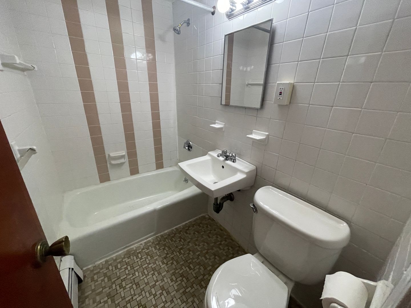 * Longwood * Clean & Basic 1-Bedroom on MBTA GL-E – photo 3