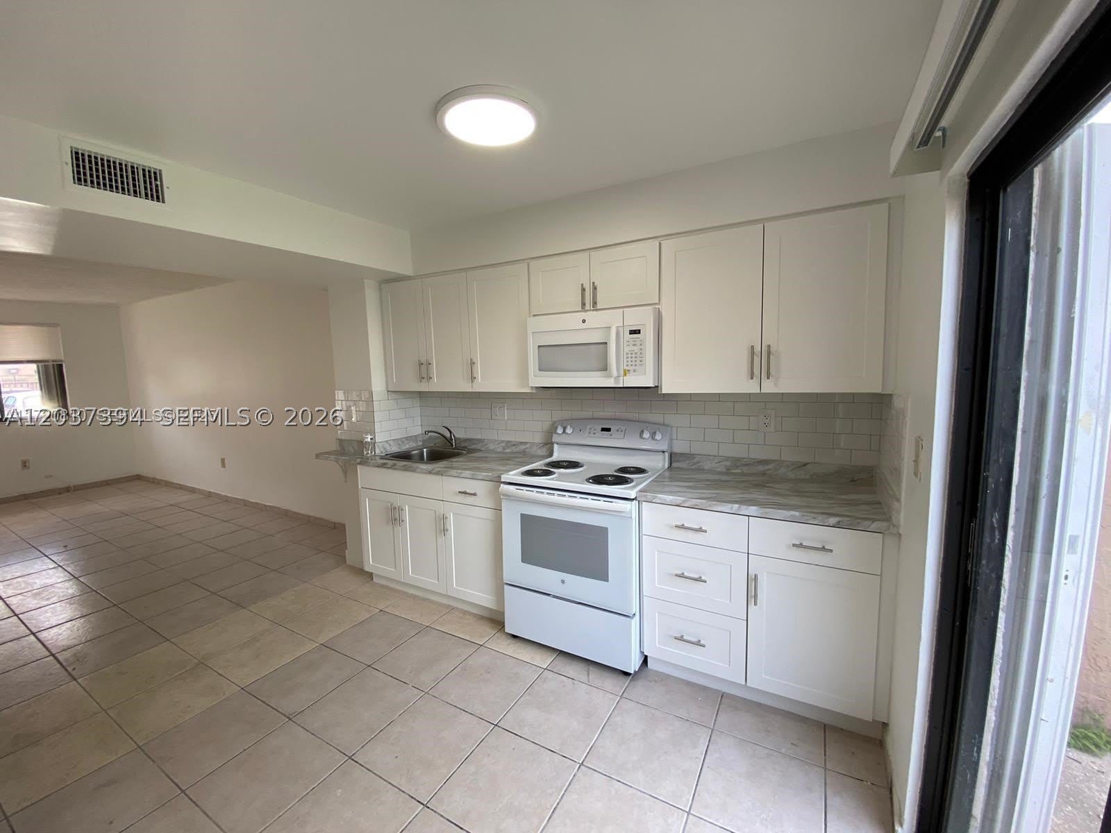 1813 SW 107th Ave – photo 3