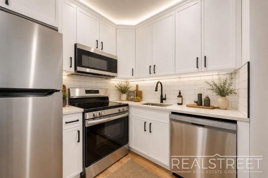 1439 Lincoln Place – photo 2