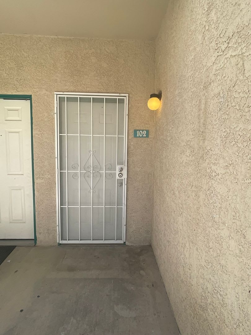 Captivating and Impeccable 3 Bedroom, 2 Bathroom in gated community – photo 2