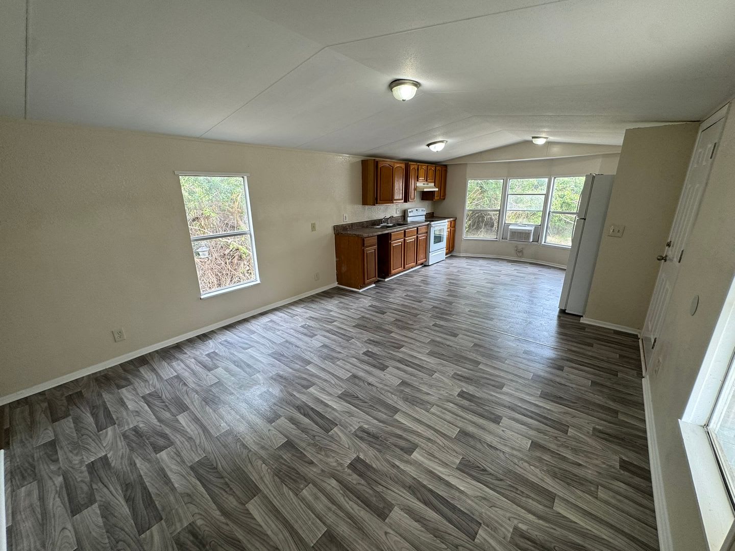 Remodeled 2BR/1BA Mobile Home with Huge Covered Porch! – photo 3