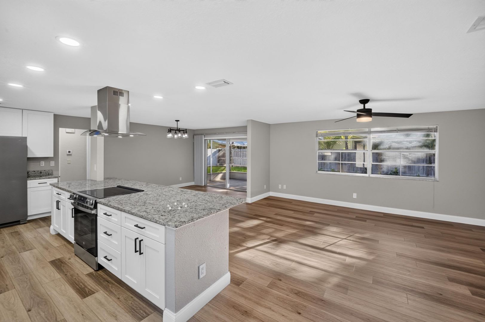 Charming & Modern 3-Bedroom Home in Prime Location! – photo 2
