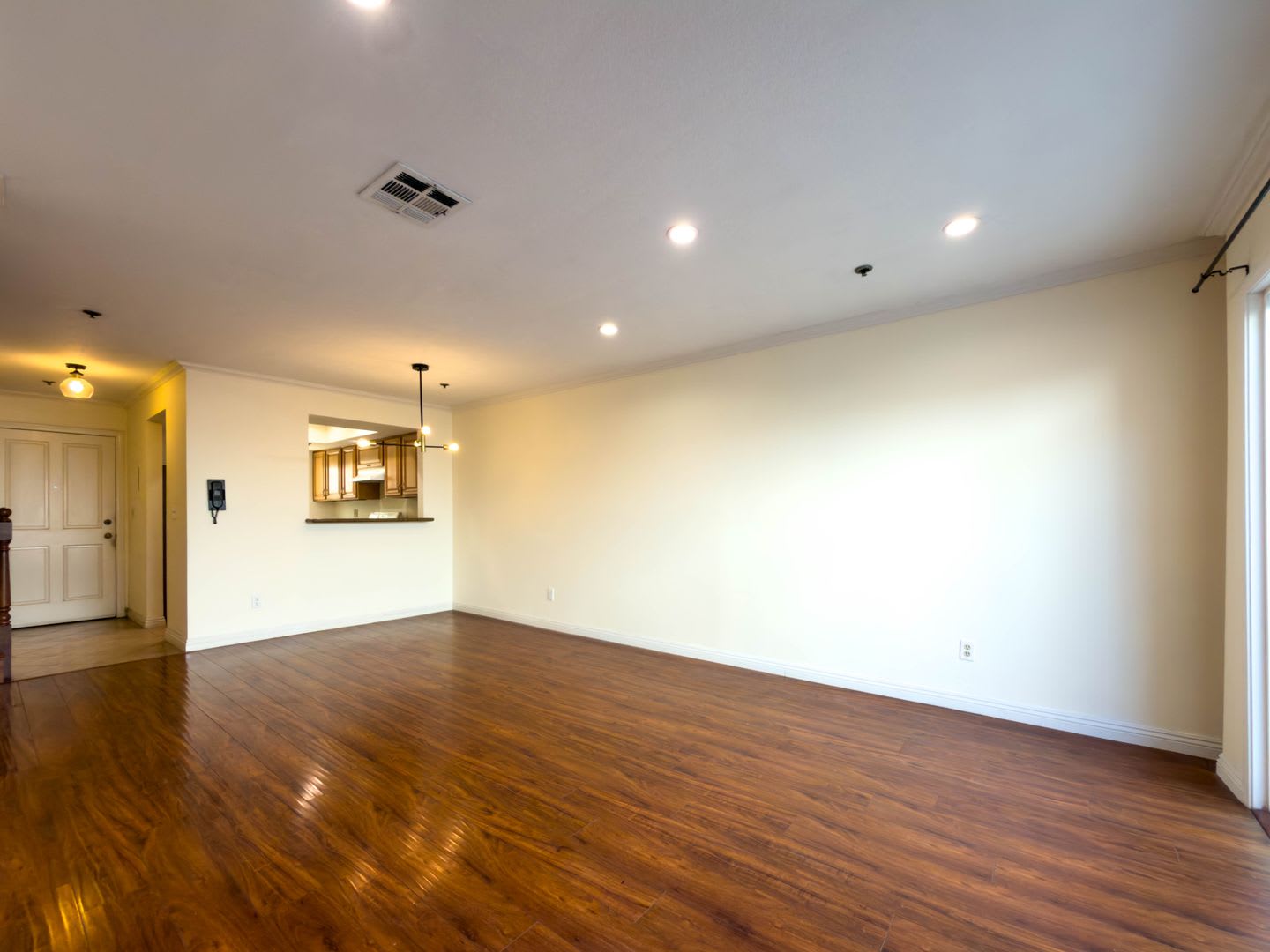 Spacious 2BR/2.5BA Condo with Private Patio in Glendale – photo 4