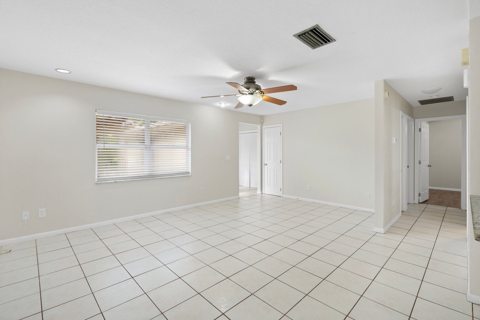 AVAILABLE NOW: 4 Bed 3 Bath Oversized Lot with 1,500 SF Workshop in Winter Garden – photo 4
