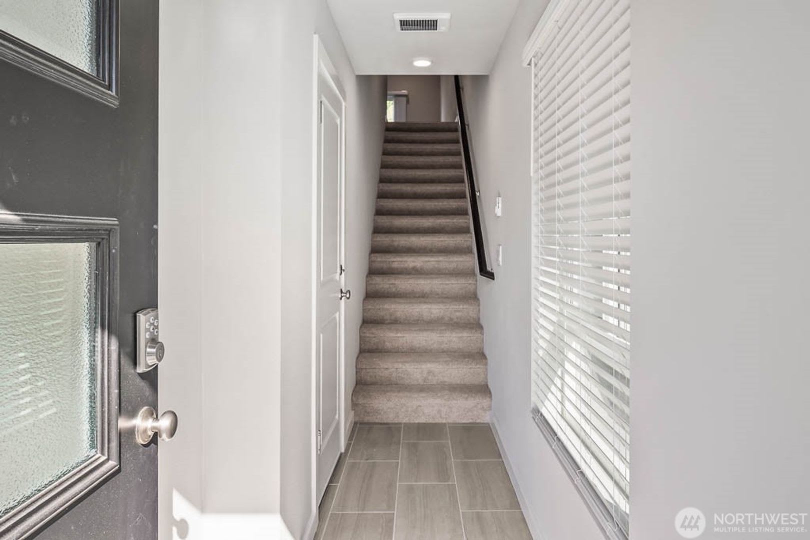 3bd/2.5ba Lynnwood Townhome – photo 2