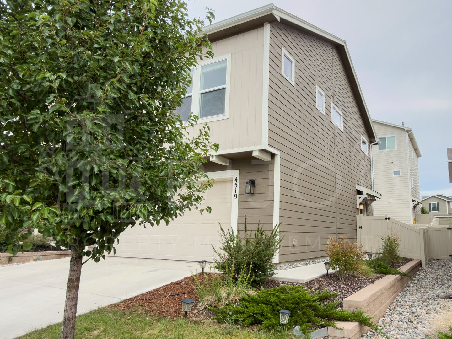 Perfectly Located Off Fountain And Academy – photo 2