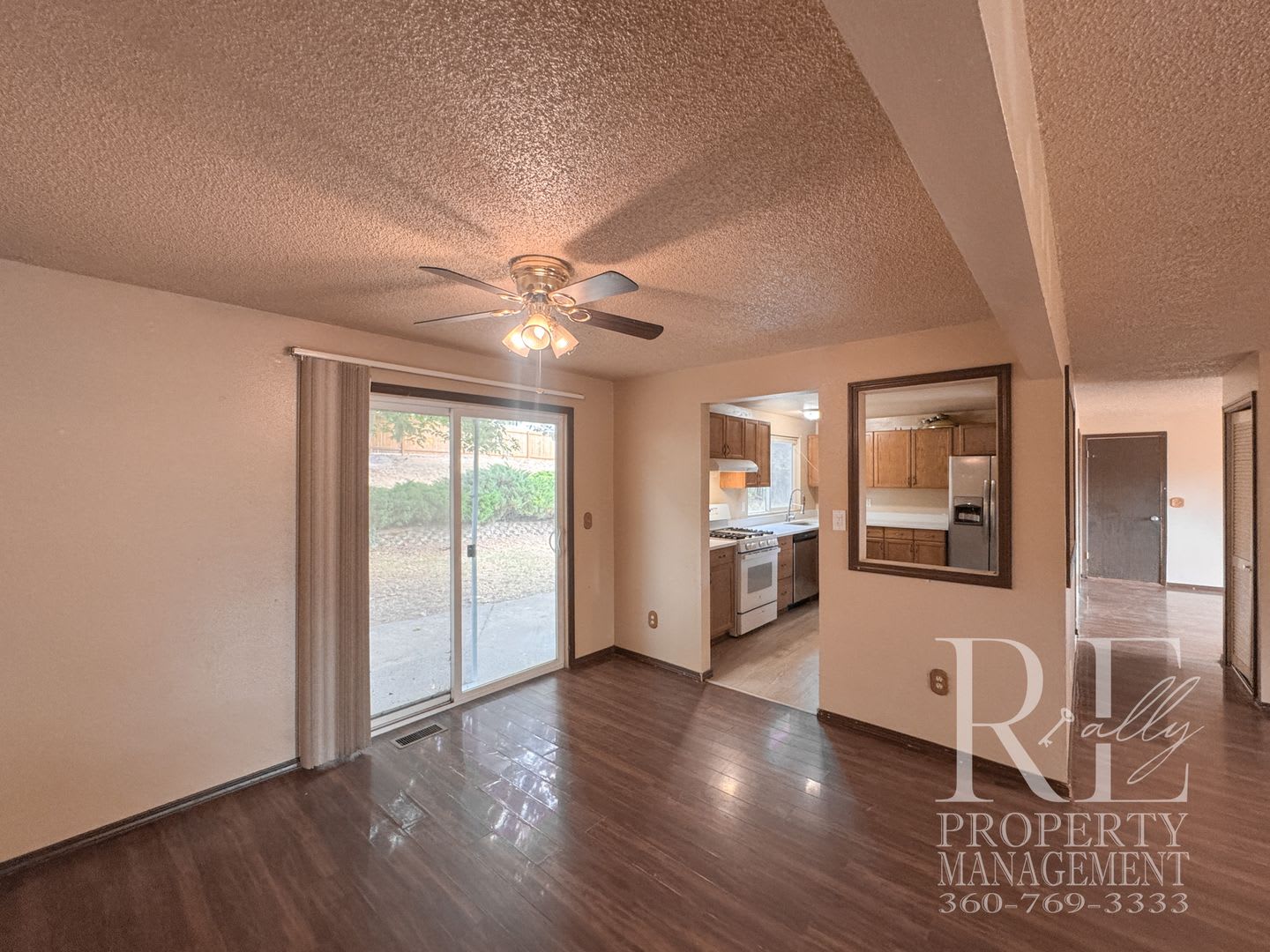 Cozy 4-Bedroom Home with Two Fireplaces, Fenced Backyard & 2-Car Garage – photo 4
