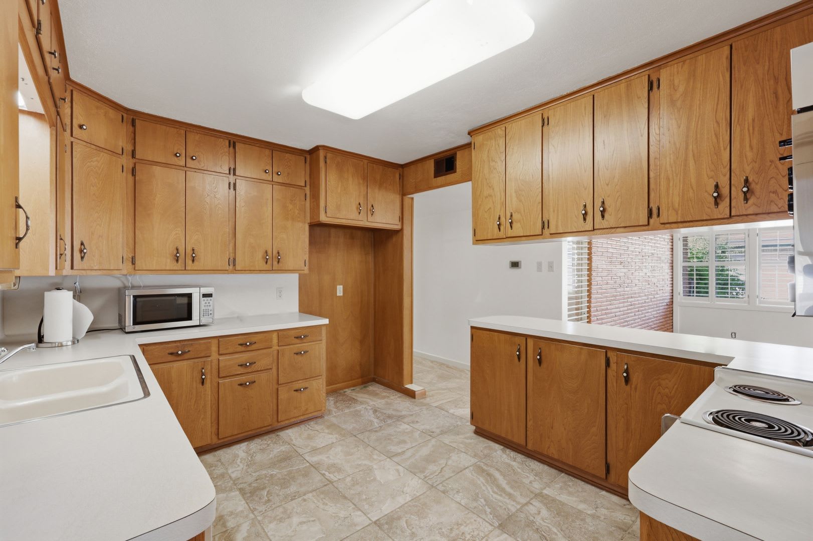 AVAILABLE NOW! Charming Mid-Century Gem Near TAMU — 3 Bed/2 Bath in Bryan – photo 4