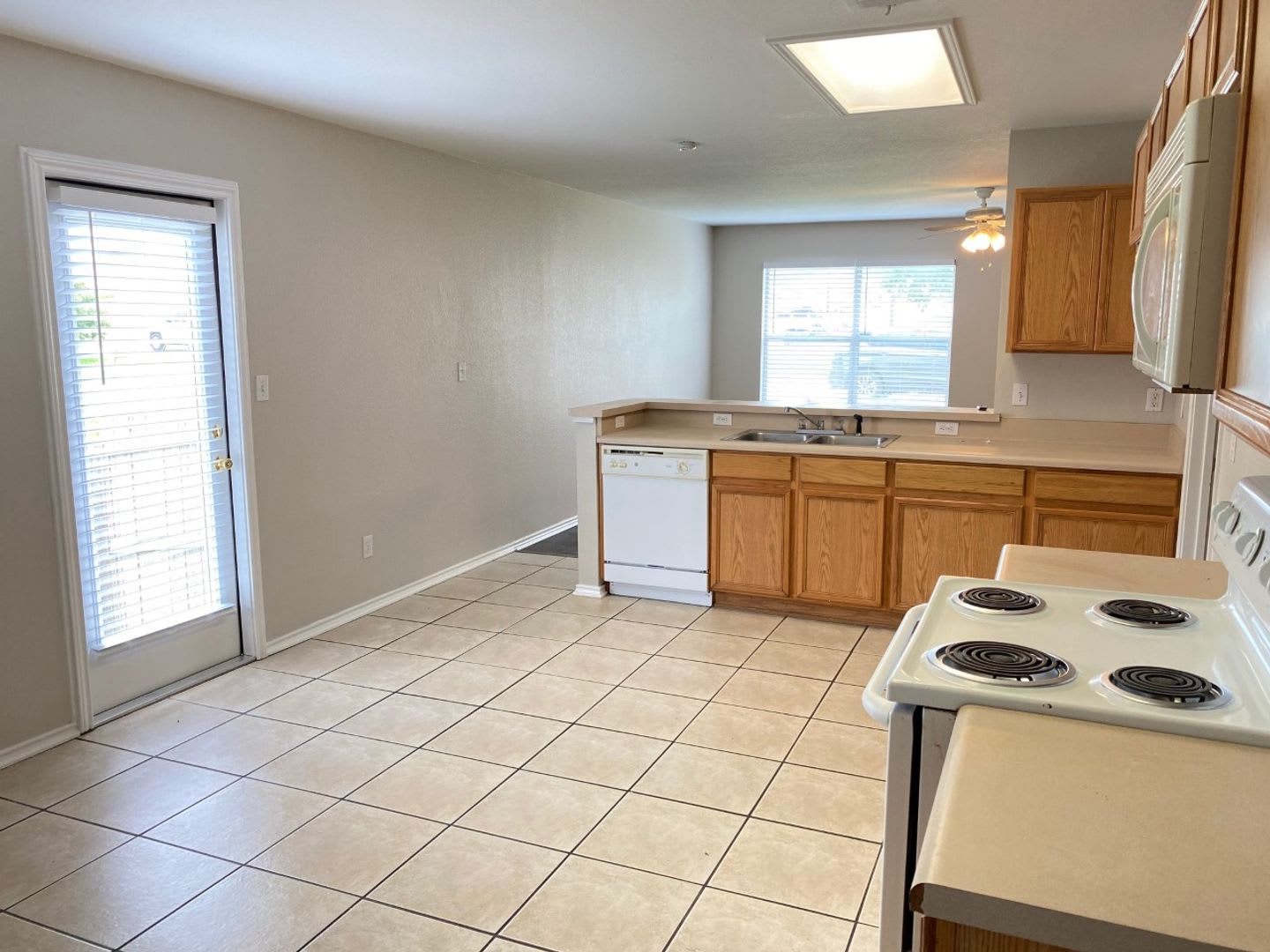 New Braunfels 3 Bedroom Single Story Duplex Available Now – photo 5