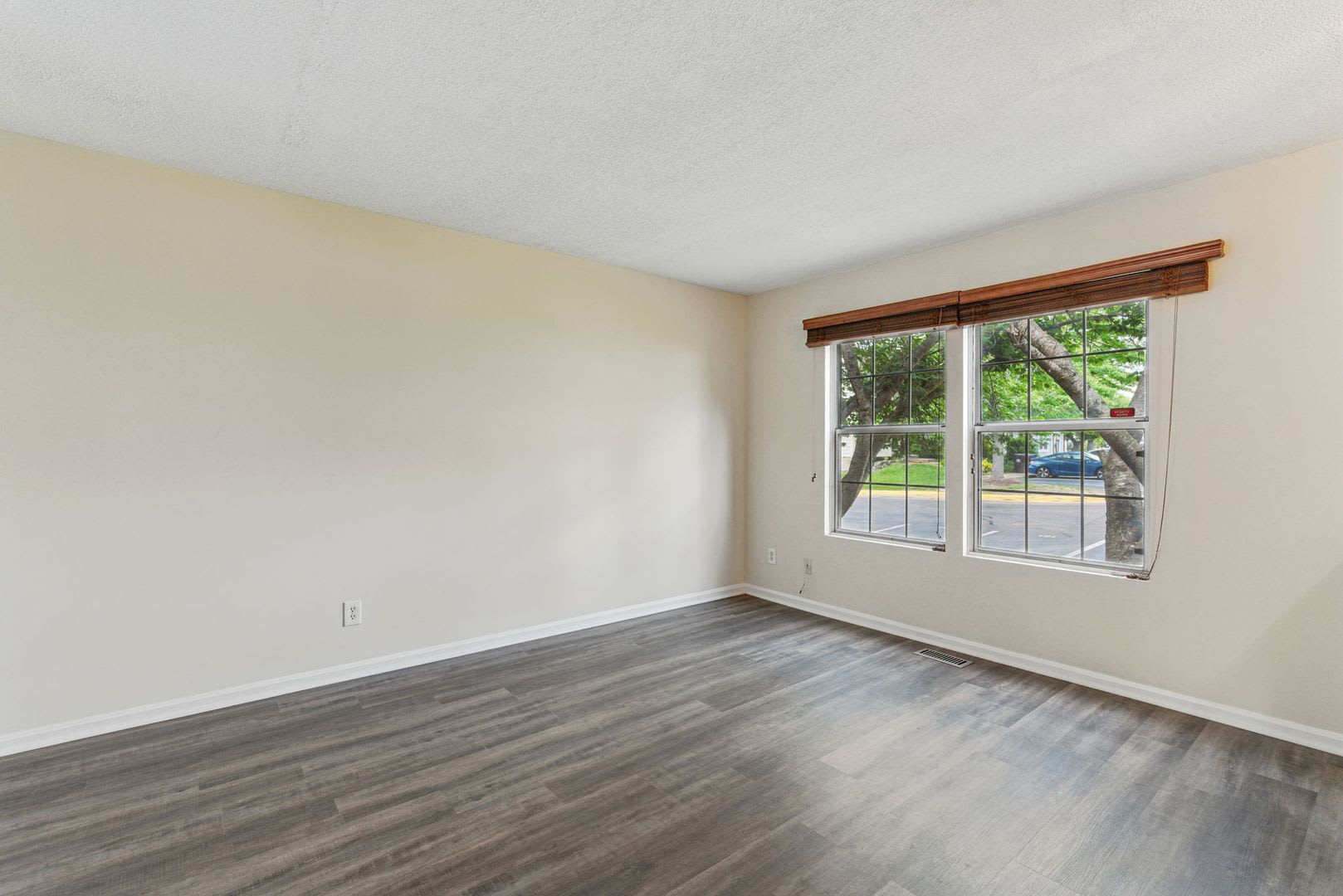 Charming 4-Bedroom Townhouse in Sought-After Highpointe Community! – photo 3