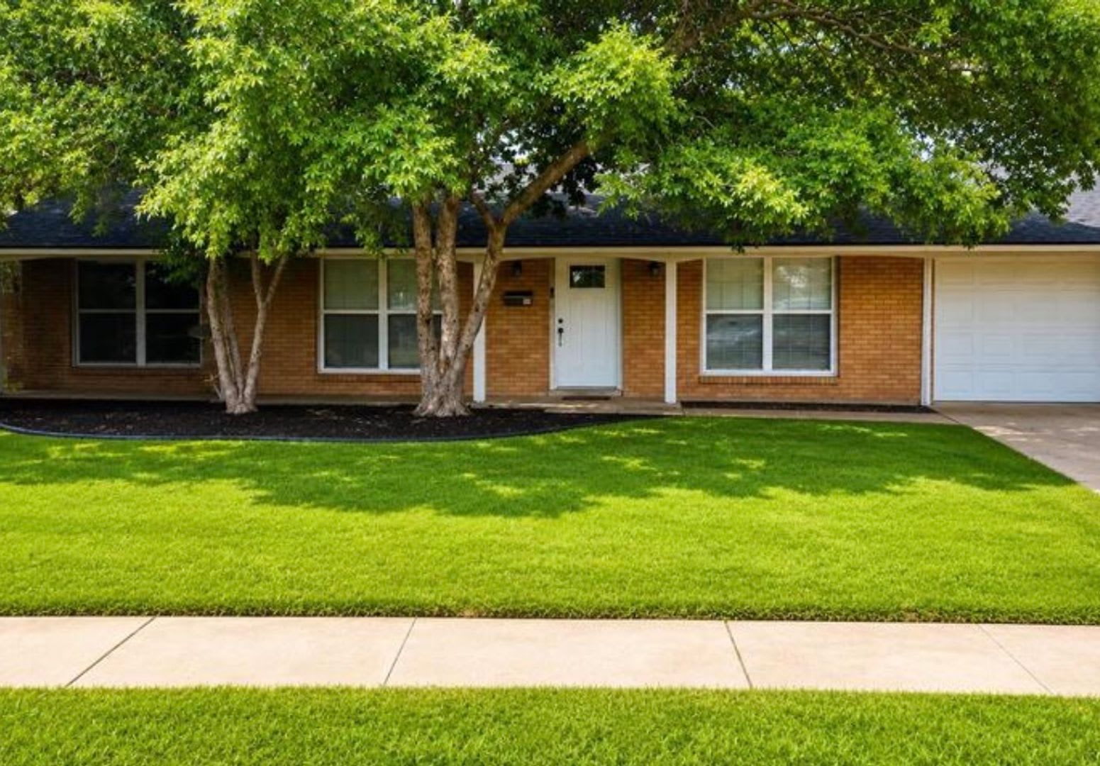 Located On A Quiet Cul-De-Sac! – photo 1