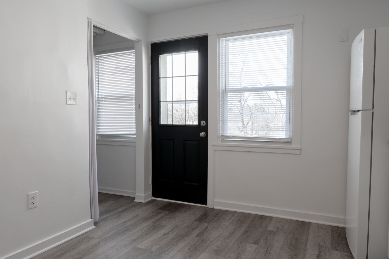 Charming townhouse with 3 bedrooms and 1 bathroom in Midland, PA!! – photo 2