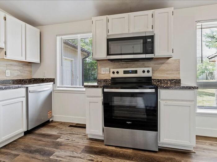 1376 Greenfield Avenue – photo 4