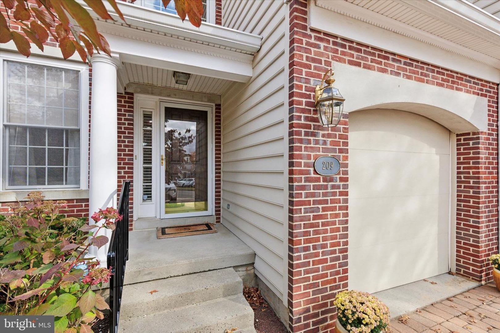 Beautiful Belle Aire Townhome with Finished Basement, Garage & Pool – photo 2