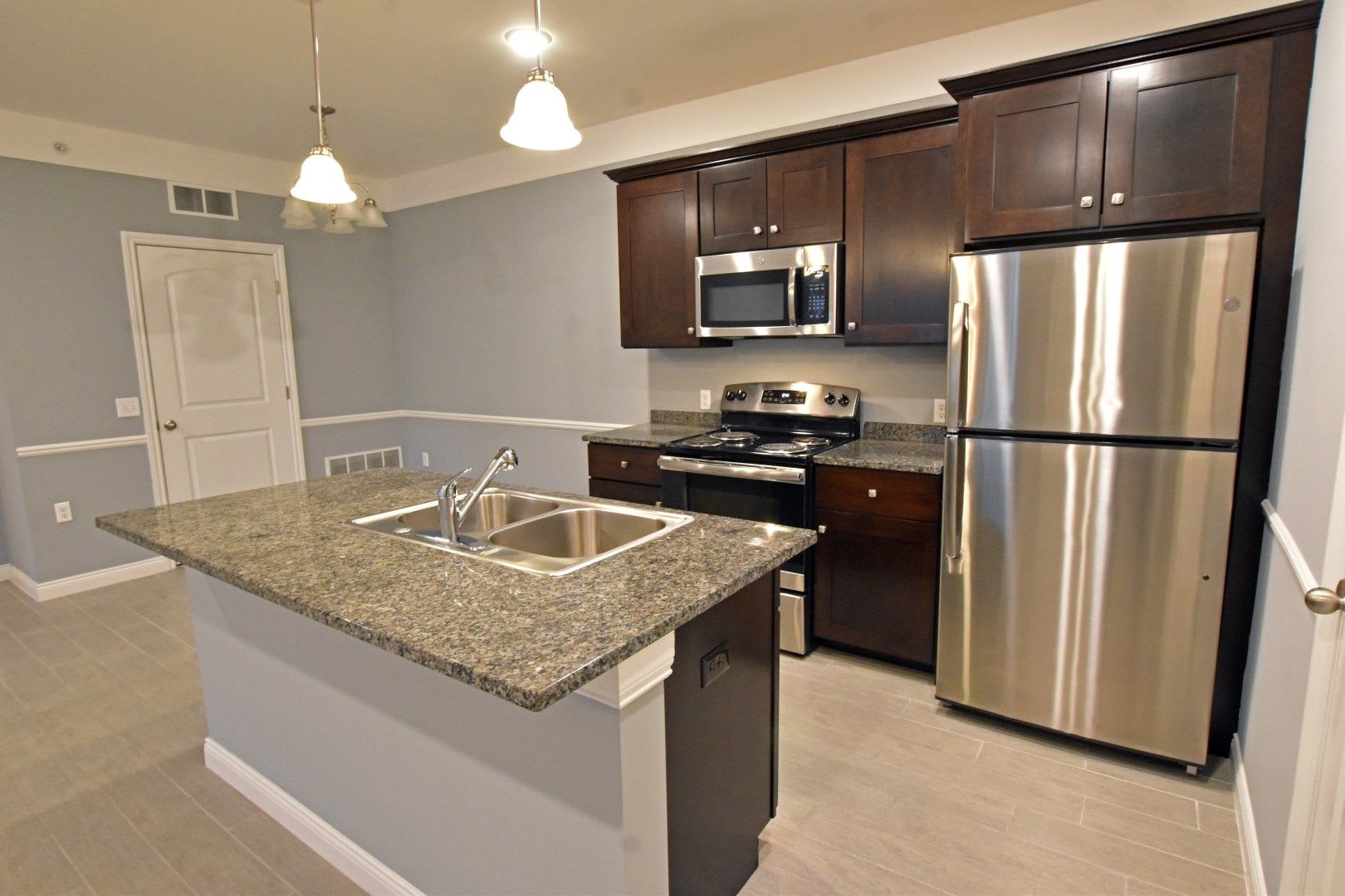Shelby Township-2 Bedrooms, 2-Baths, Attached garage. Immediate possession! – photo 3