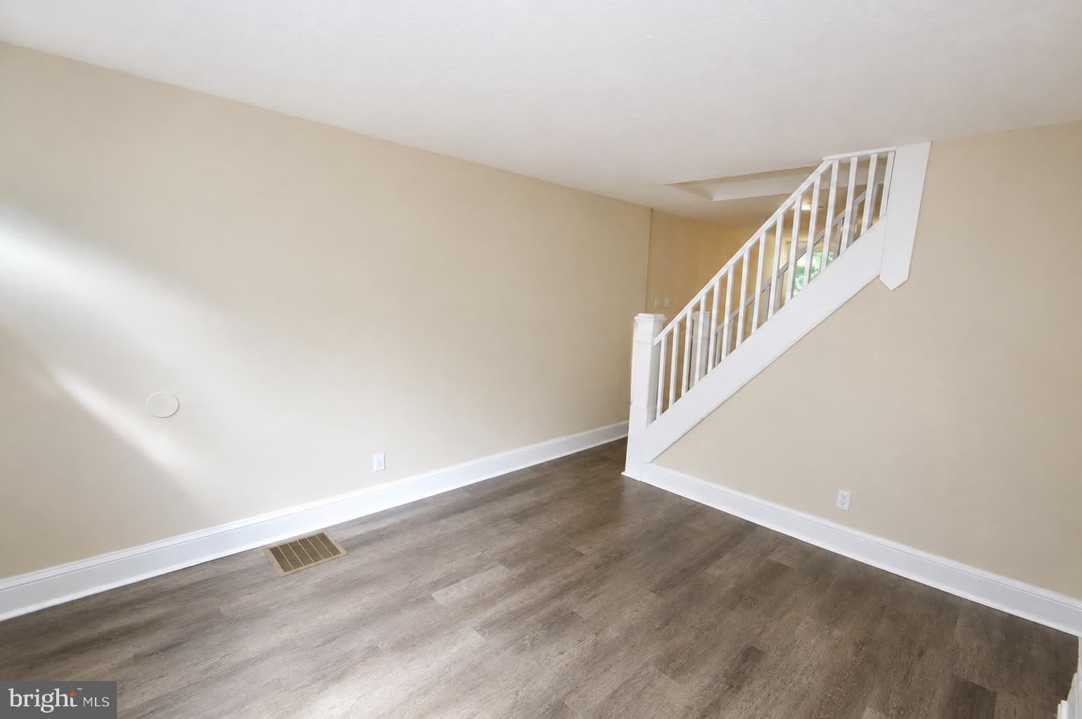 319 YORK Street – photo 4