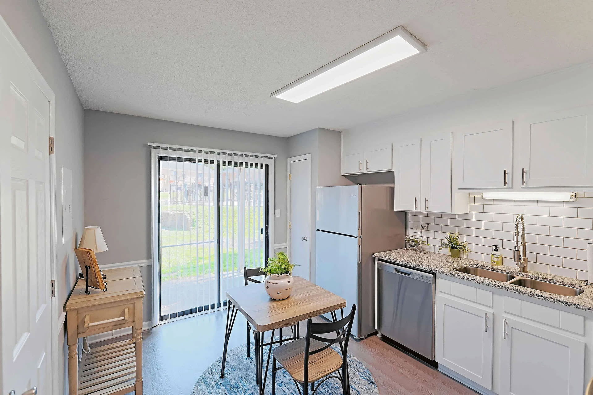 Lindsey Manor Apartments – photo 2