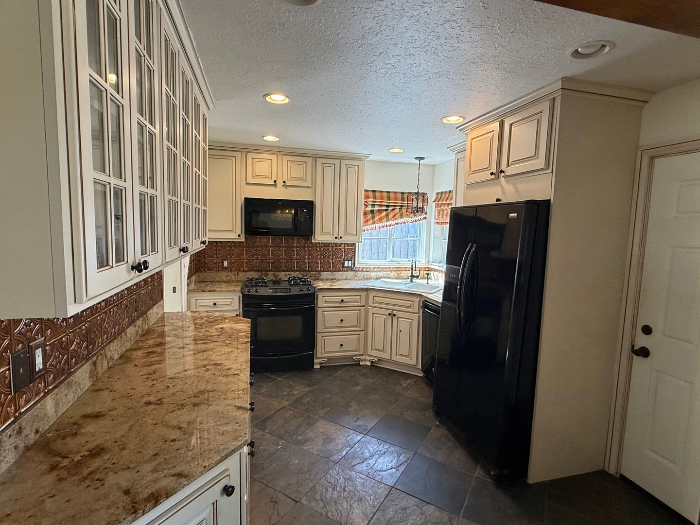Gorgeous 3 Bed 1 Bath in The Village – photo 4