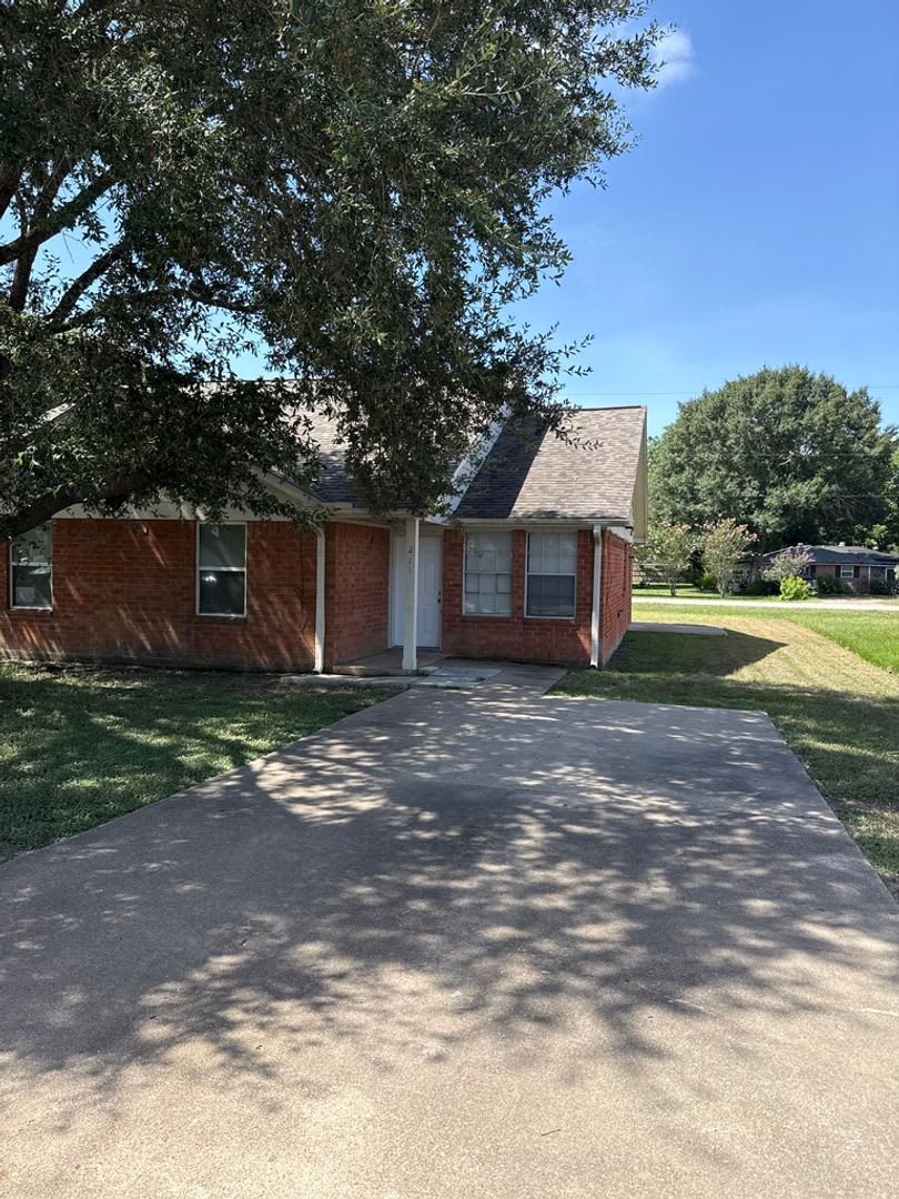 Newly Refreshed Spacious 2Bedrooms 2 Baths Duplex In Eagle Lake Tx – photo 1