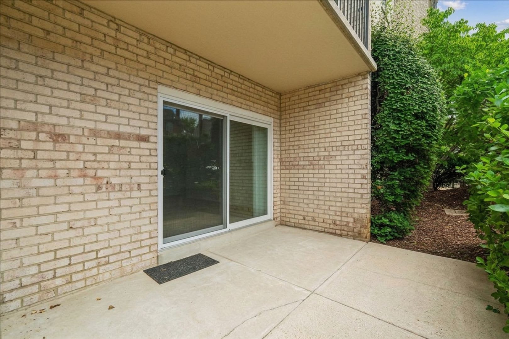 Move-In Ready 801 Sq/F Ground Floor Condo with Walk-Out Patio in Silver Spring – photo 4