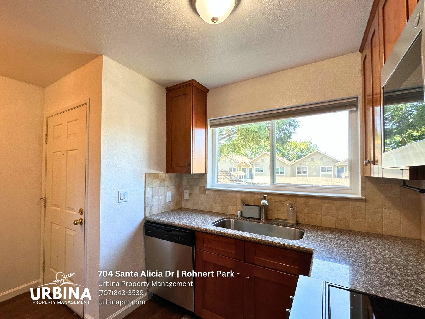 Stylish Upstairs 2 Bedroom Condo Near SMART Train and Shopping – photo 3