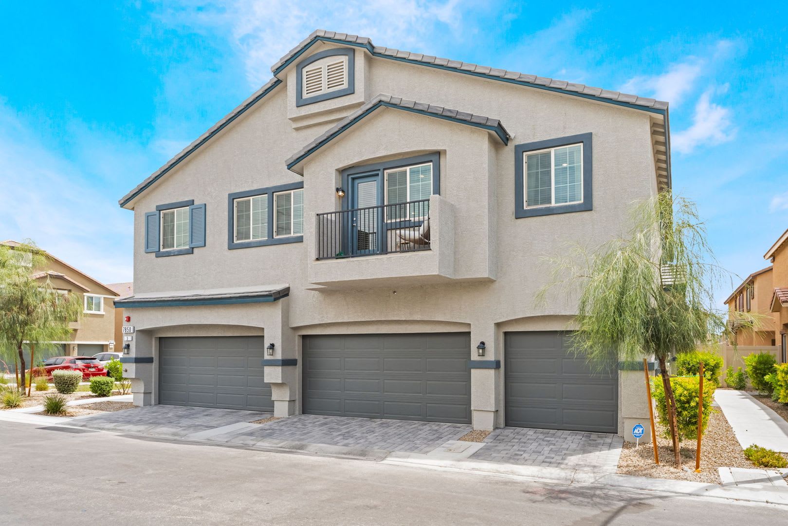 2-Bed, 2-Bath w/ 1-Car Garage – photo 2