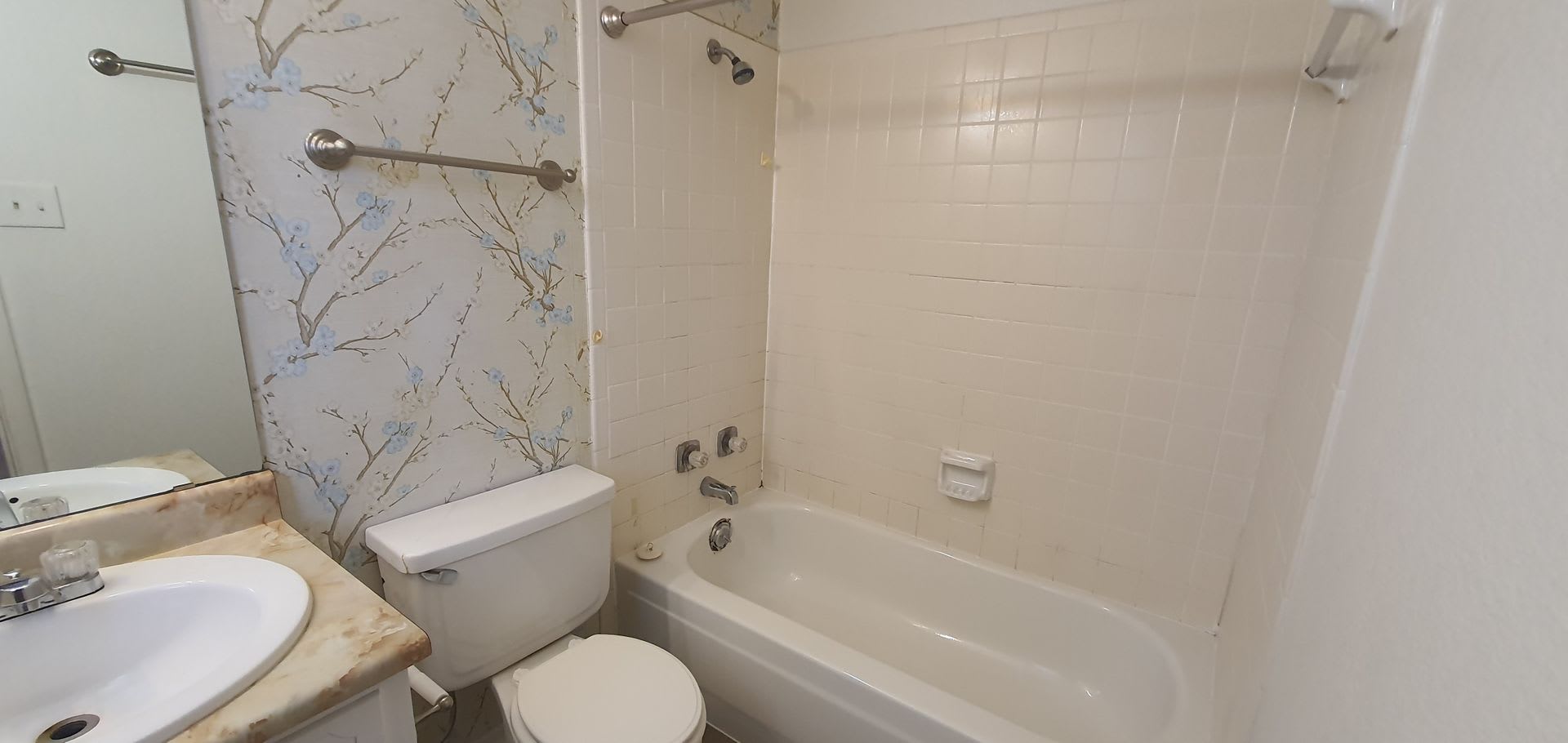 Spacious 4 bed, 2 bath home AVAILABLE SOON! – photo 4
