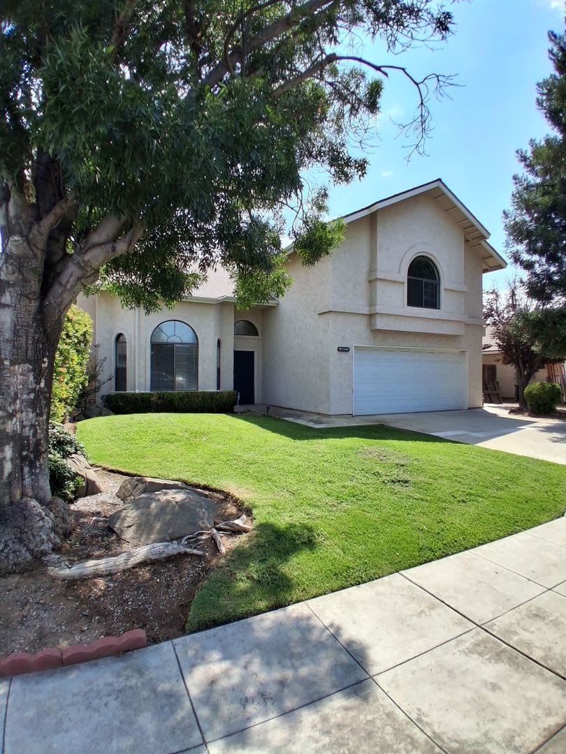 2-Storey Home Featuring 4 bedrooms and 2.5 bathrooms in Clovis, CA! – photo 2