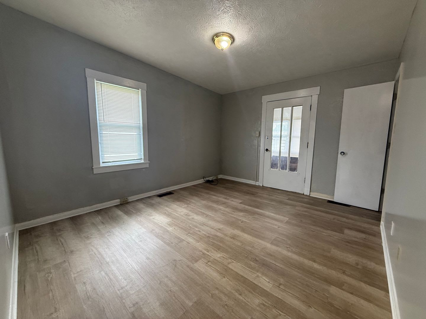 For Rent: 509 W 8th St! 3 Bed / 1 Bath House — Pet Friendly! Washer & Dryer Hookups! – photo 2