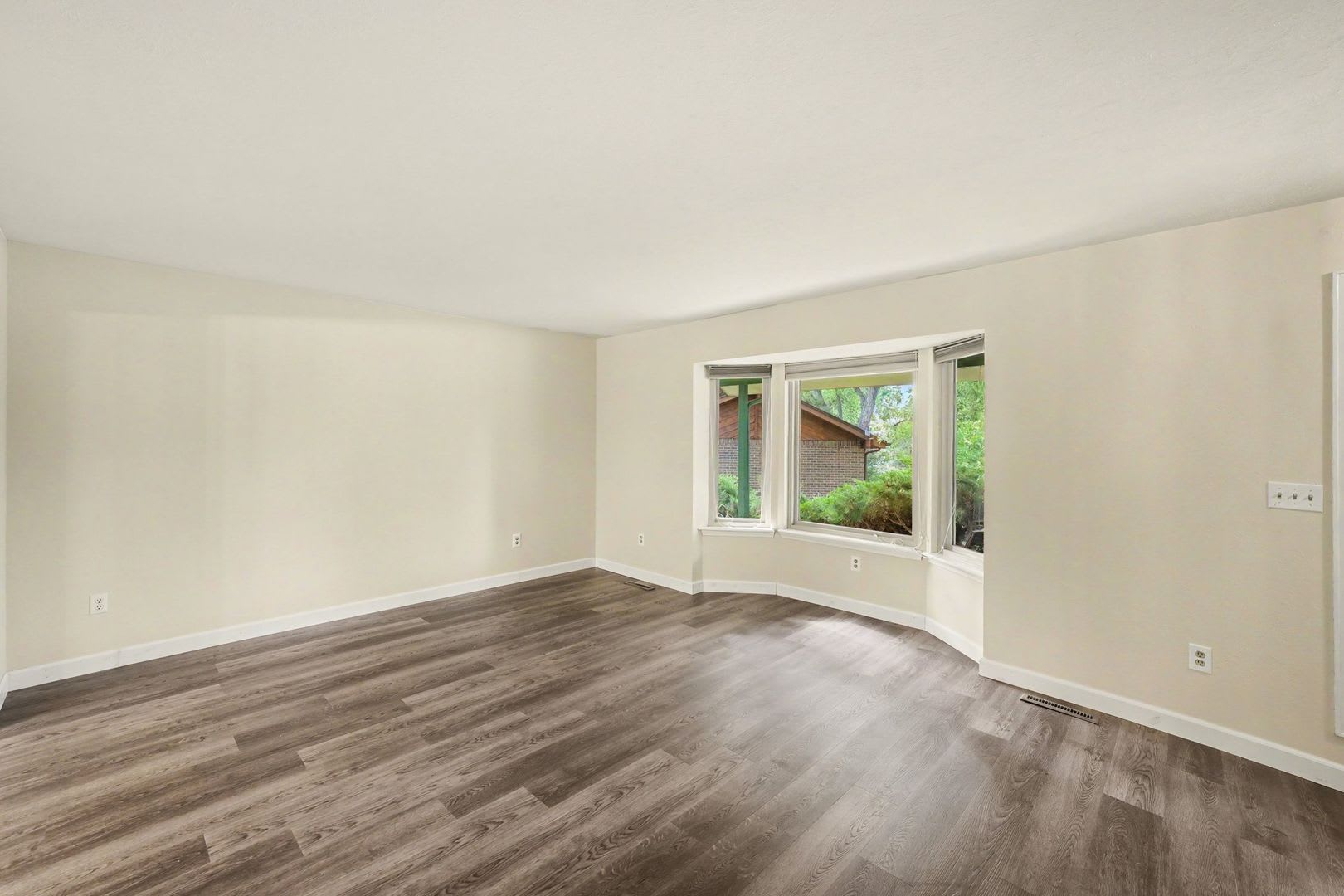 Highly Desirable 3 bed/ 1.5 bath with Indoor Pool – photo 4