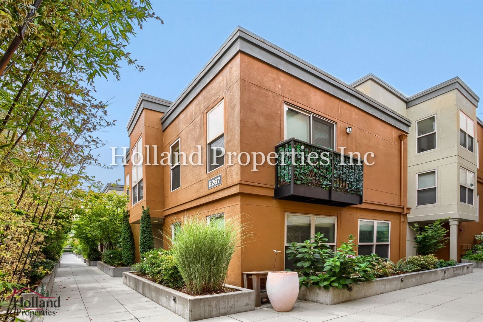 Charming 2BR Hillsboro Home with Fireplace, Pool & Private Patio – photo 2