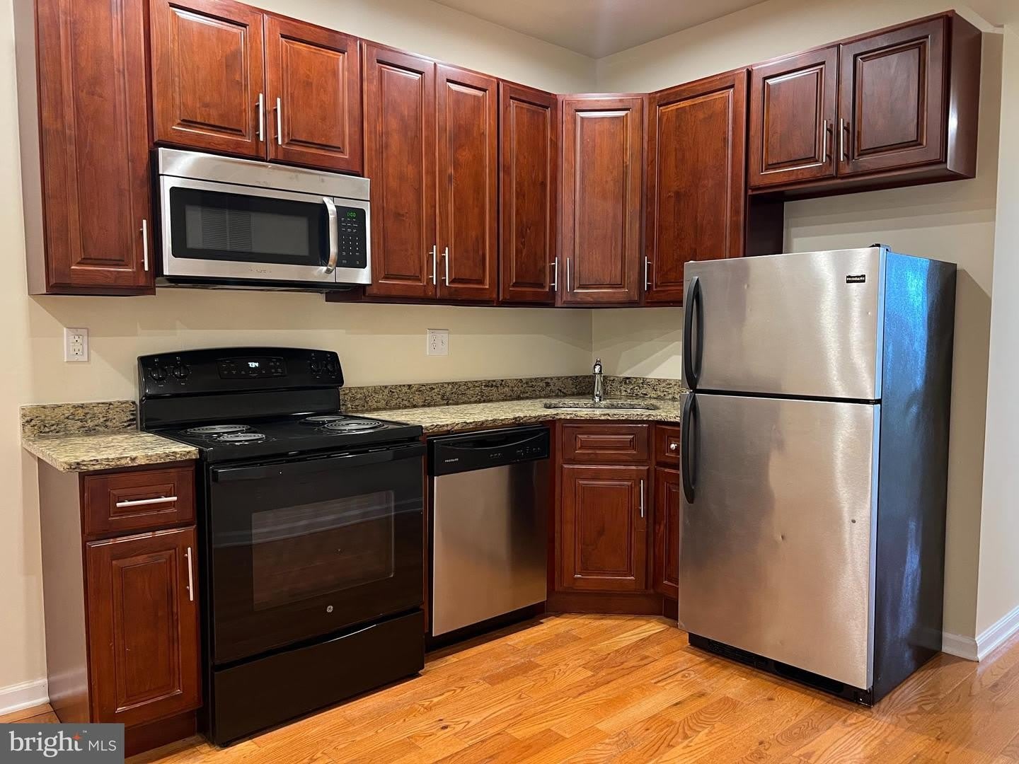 1516 W DIAMOND ST #D – photo 4