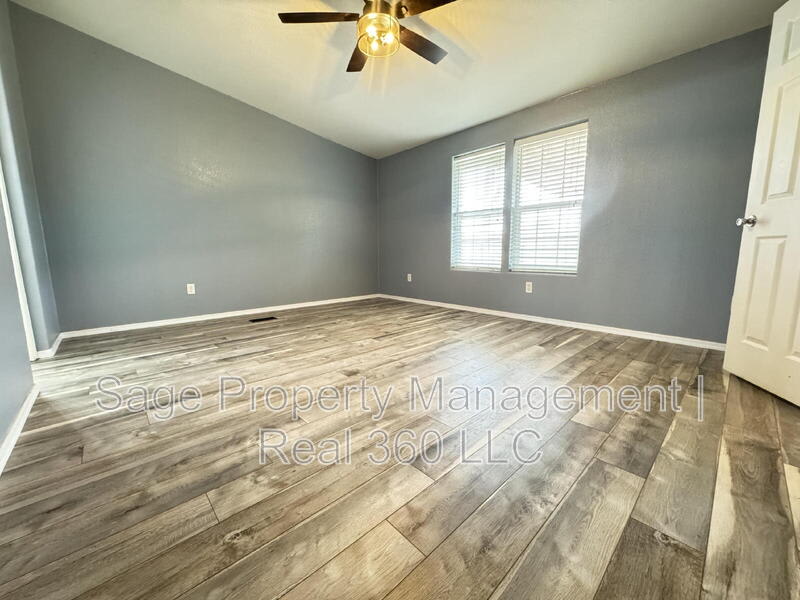 4879 N Monterey Dr – photo 4